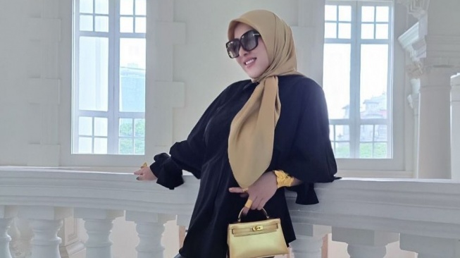 Gaya hijab simpel. [Instagram/@princesssyahrini]