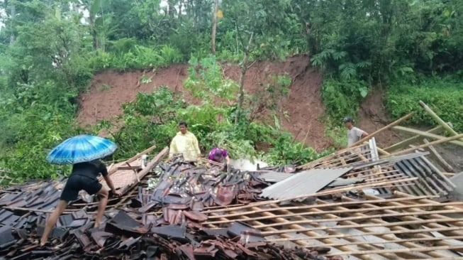 Pacitan Porak-poranda Diterjang Longsor: 6 Rumah Tertimbun dan Sejumlah Jalan Terputus