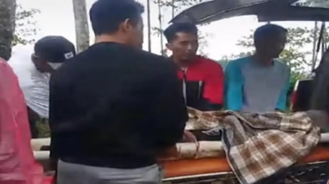 Warga saat memberikan pertolongan kepada korban tersambar petir di Cihaur, Simpenan, Sukabumi | Foto : Capture Video Facebook