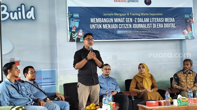 Ketua Jurnalis Parlemen Cilegon (JPC), Hairul Alwan menyampaikan sambutan pada agenda Jurnalis Mengajar dengan PT Krakatau Posco di SMK YP Fatahillah Cilegon 1. [Istimewa]