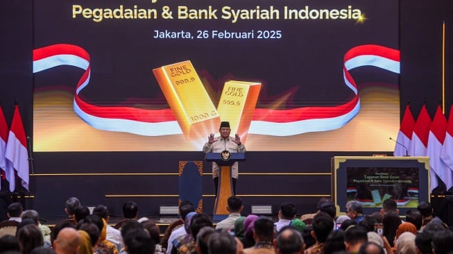 Presiden Prabowo Subianto menyampaikan pidato saat peresmian Layanan Bank Emas Pengadaian dan Bank Syariah Indonesia di The Gade Tower, Jakarta, Rabu (26/2/2025). [ANTARA FOTO/Muhammad Adimaja/tom]