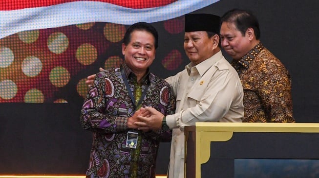 Presiden Prabowo Subianto (tengah) berjabat tangan dengan Dirut Bank Syariah Indonesia Hery Gunardi (kiri) dan Menteri Koordinator Bidang Perekonomian Airlangga Hartarto (kanan) usai meresmikan Layanan Bank Emas Pengadaian dan Bank Syariah Indonesia di The Gade Tower, Jakarta, Rabu (26/2/2025). [ANTARA FOTO/Muhammad Adimaja/tom]