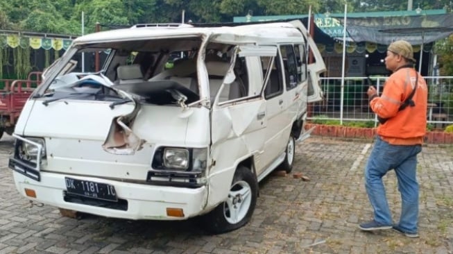 Rem Blong? Truk Hajar Minibus Penuh Siswa TK di Semarang, Begini Kronologinya