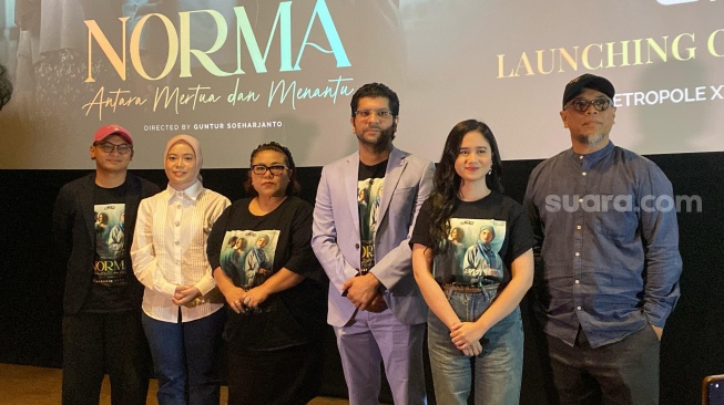 Pemain, sutradara, dan produser film Norma: Antara Menantu dan Mertua dalam konferensi pers di kawasan Menteng, Jakarta Pusat, Rabu (26/2/2025). [Suara.com/Tiara Rosana]