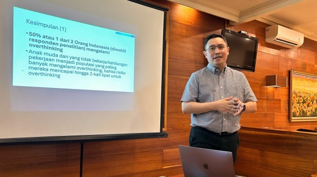 Peneliti Utama Health Collaborative Center (HCC), Dr. dr. Ray Wagiu Basrowi, MKK, FRSPH saat merilis penelitian 50% orang Indonesia overthinking di Jakarta Selatan, Senin (25/2/2025)