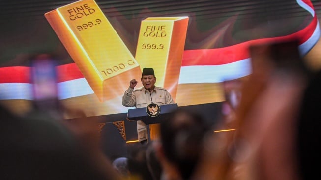 Presiden Prabowo Subianto menyampaikan pidato saat peresmian Layanan Bank Emas Pengadaian dan Bank Syariah Indonesia di The Gade Tower, Jakarta, Rabu (26/2/2025). [ANTARA FOTO/Muhammad Adimaja/tom]