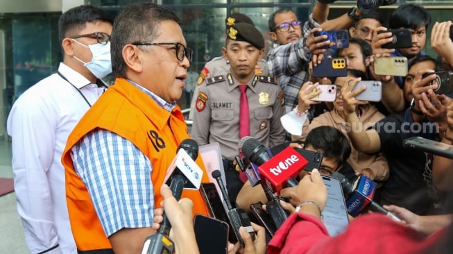 Tersangka Hasto Kristiyanto tiba untuk menjalani pemeriksaan di Gedung Merah Putih KPK, Jakarta, Rabu (26/2/2025). [Suara.com/Alfian Winanto]