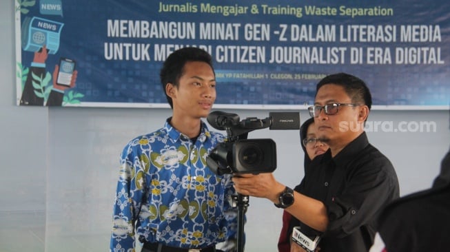 Jurnalis dan PT Krakatau Posco Imbau Siswa Selektif Sebar Informasi dari Medsos