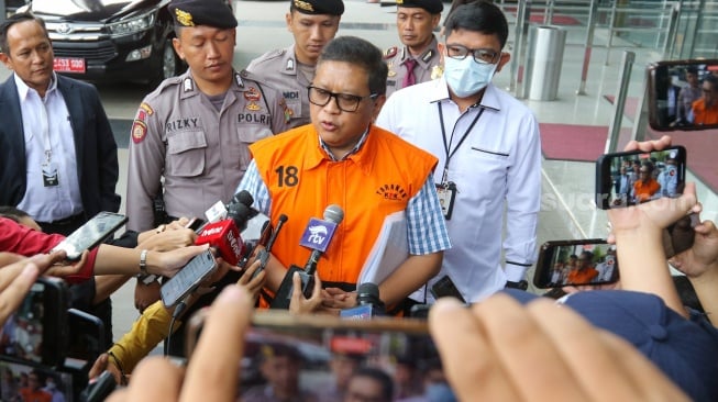 Tersangka Hasto Kristiyanto tiba untuk menjalani pemeriksaan di Gedung Merah Putih KPK, Jakarta, Rabu (26/2/2025). [Suara.com/Alfian Winanto]