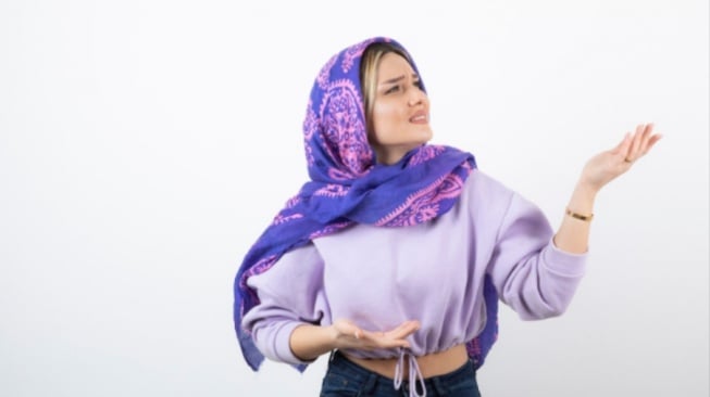 Tutorial Pashmina Kaos Mleyot, Tampil Simple dan Elegan