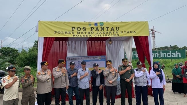 Kapolres Metro Jakarta Utara Kombes Pol Ahmad Fuady bersama Dandim 0502 Jakarta Utara Letkol Inf. Dony Grefinand serta Kapolsek Cilincing Kompol Fernando Saragi saat meresmikan Pos Pantau di Cilincing pada Rabu (26/2/2025). (ANTARA/Mario Sofia Nasution)