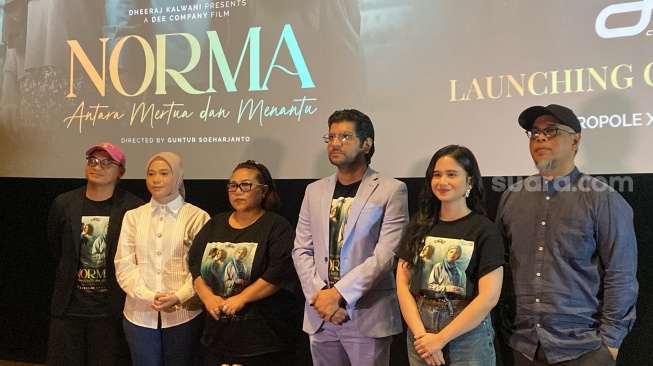 Pemain, sutradara, dan produser film Norma: Antara Menantu dan Mertua dalam konferensi pers di kawasan Menteng, Jakarta Pusat, Rabu (26/2/2025). [Suara.com/Tiara Rosana]