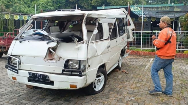 Duh! Truk Tabrak Minibus Angkut Siswa TK di Semarang, Sopir Diduga Kurang Konsentrasi