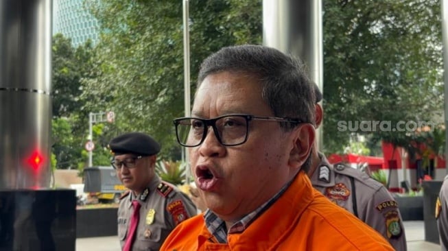 Sekretaris Jenderal (Sekjen) PDIP Hasto Kristiyanto usai menjadi tahanan KPK. (Suara.com/Dea)