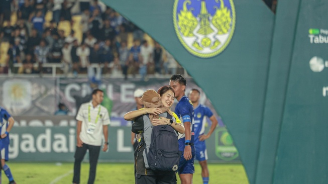 Kebahagiaan CEO PSIM Yogyakarta, Liana Tasno, usai PSIM mengalahkan Bhayangkara FC untuk memastikan gelar juara Liga 2 2024/2025 di Stadion Manahan, Rabu (26/2/2025). (Istimewa)