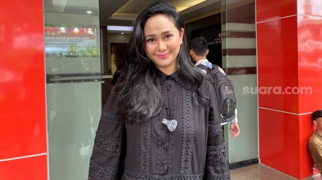 Denise Chariesta diperiksa polisi terkait laporan dugaan pencemaran nama baik oleh Doktif di Mapolres Metro Jakarta Selatan, Rabu (26/2/2025). [Adiyoga Priyambodo/Suara.com]