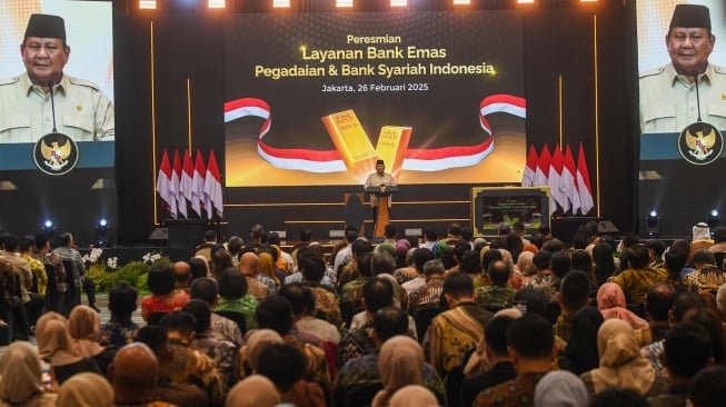 Presiden Prabowo Subianto menyampaikan pidato saat peresmian Layanan Bank Emas Pengadaian dan Bank Syariah Indonesia di The Gade Tower, Jakarta, Rabu (26/2/2025). [ANTARA FOTO/Muhammad Adimaja/tom]