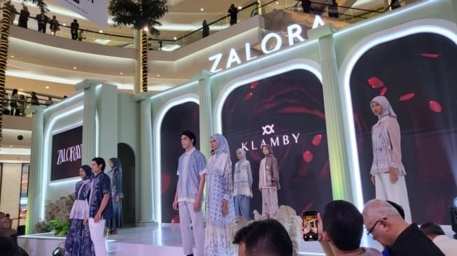 Tren Baju Lebaran 2025: Perpaduan Elegansi dan Modernitas di ZALORAYA 2025 (Suara.com/Dinda)