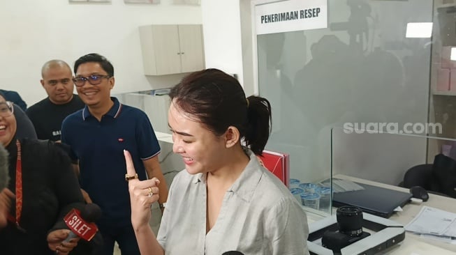 Amanda Manopo di Klinik Dermapro, Tanjung Duren, Jakarta, Selasa (25/2/2025). [Suara.com/Adiyoga Priyambodo]