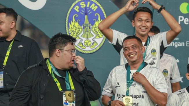 Senyum bahagia caretaker PSIM Yogyakarta, Erwan Hendarwanto, usai membawa timnya juara Liga 2 2024/2025. (Istimewa)