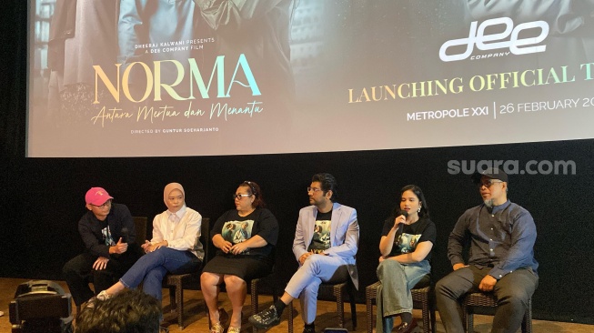 Pemain, sutradara, dan produser film Norma: Antara Menantu dan Mertua dalam konferensi pers di kawasan Menteng, Jakarta Pusat, Rabu (26/2/2025). [Suara.com/Tiara Rosana]