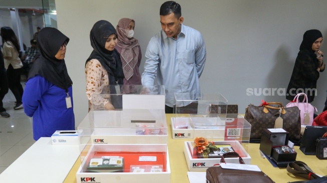 Petugas menampilkan barang sitaan korupsi berupa barang-barang mewah yang ada di Rumah Penyimpanan Benda Sitaan dan Barang Rampasan (Rupbasan) KPK di Jakarta Timur, Kamis (27/2/2025). [Suara.com/Alfian Winanto]