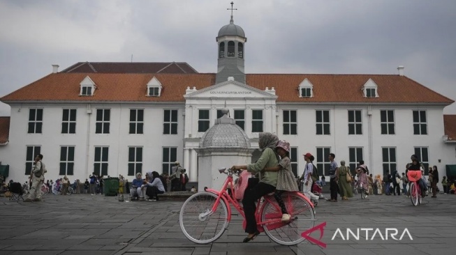 Arsip foto - Wisatawan bersepeda mengelilingi Taman Fatahillah, Kota Tua, Jakarta, Selasa (18/6/2024). Kawasan Kota Tua merupakan situs berisi bangunan bergaya Belanda abad ke-17 yang dulunya berfungsi sebagai markas besar VOC di Asia itu, kini menjadi salah satu destinasi wisata sejarah bagi wisatawan domestik dan mancanegara. ANTARA FOTO/M Risyal Hidayat