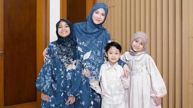 Model Gamis Couple Ibu dan Anak Perempuan yang Elegan untuk Baju Lebaran 2025