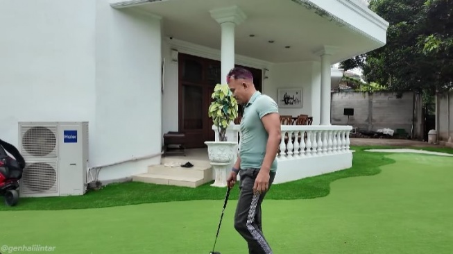 Potret lapangan golf di rumah Gen Halilintar. (YouTube/Gen Halilintar)