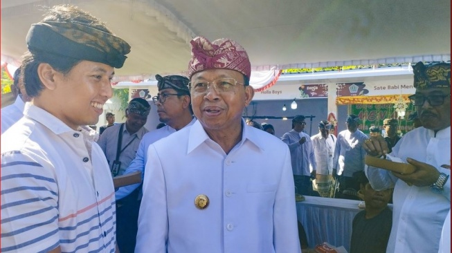 Gubernur Bali, Wayan Koster saat ditemui di Lapangan Lumintang, Denpasar, Kamis (27/2/2025) (suara.com/Putu Yonata Udawananda)