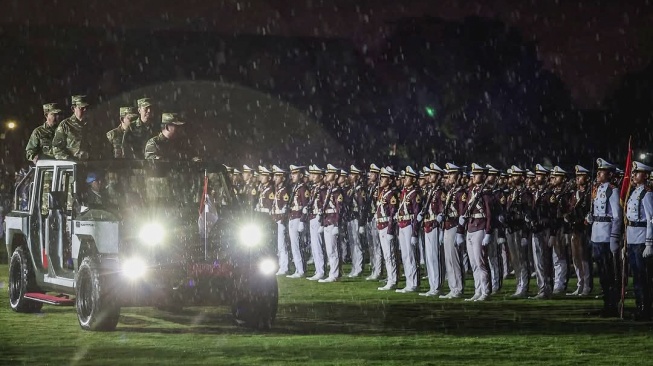 Presiden Prabowo Subianto (tengah) bersama Presiden ke-6 Susilo Bambang Yudhoyono (kiri) dan Presiden ke-7 Joko Widodo (kanan) mengecek pasukan saat parade senja di Lapangan Pancasila Akademi Militer Magelang, Jawa Tengah, Kamis (27/2/2025). [Tim Media Presiden]