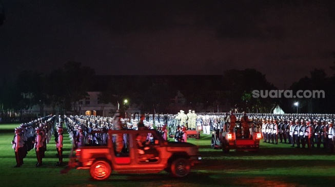 Prabowo, SBY, dan Jokowi Satu Mobil di Tengah Hujan, Saksikan Parade Senja Akmil