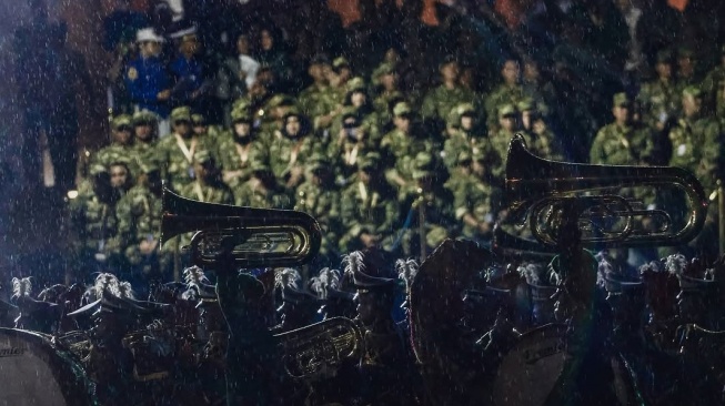 Taruna Akademi Kepolisian saat parade senja di Lapangan Pancasila Akademi Militer Magelang, Jawa Tengah, Kamis (27/2/2025). [Tim Media Presiden]
