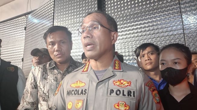 Kapolres Metro Jakarta Timur Komisaris Besar Polisi Nicolas Ary Lilipaly di tempat kejadian perkara (TKP) ruko di kawasan Pulogadung, Jakarta Timur, Rabu (26/2/2025). ANTARA/Siti Nurhaliza