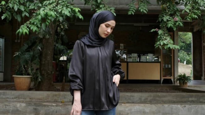 Baju Hitam, Hijab Apa yang Cocok? Panduan Lengkap Padu Padan Warna