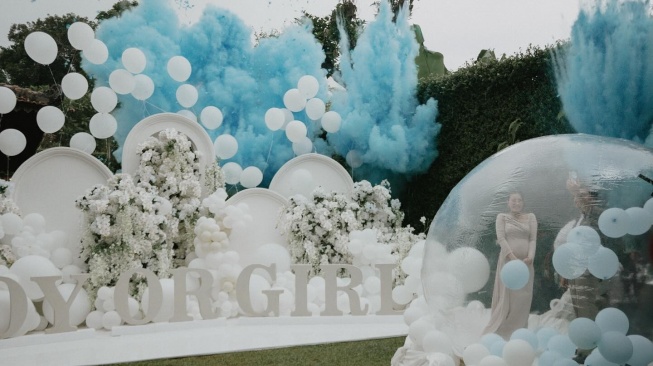 Pesta gender reveal anak Thariq Halilintar dan Aaliyah Massaid. [Instagram/@thariqhalilintar]