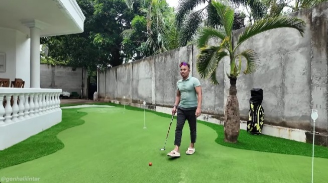 Potret lapangan golf di rumah Gen Halilintar. (YouTube/Gen Halilintar)