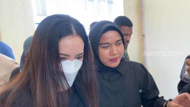 Jadi Terdakwa, Iqlima Kim Bungkam dan Buru-Buru Pulang Usai Sidang Lawan Hotman Paris