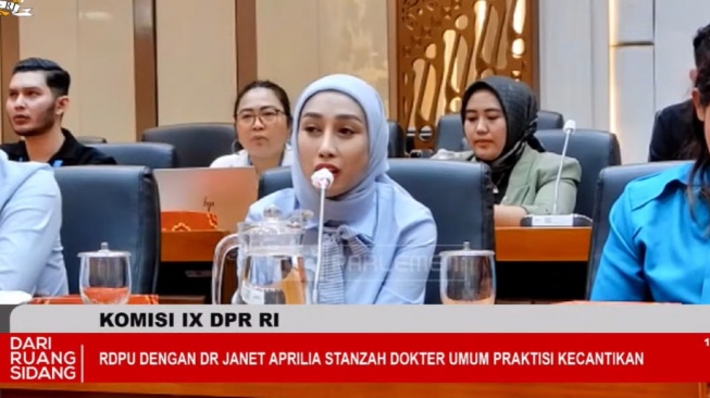 Reza Gladys adukan kisruh skincare ke DPR RI (YouTube/Komisi IX DPR RI Channel)