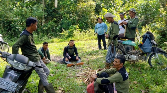 Komunitas warga yang turut membantu penanganan konflik gajah di Pidie, Aceh. (Dok. MPKG)