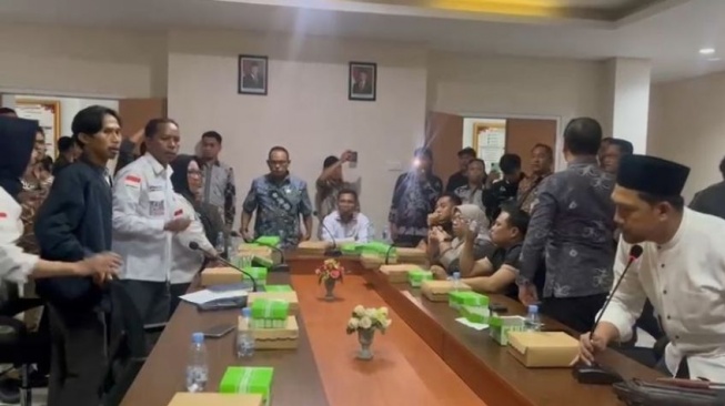 Potret kericuhan yang terjadi di DPRD Samarinda, saat membahas hak-hak pekerja Teras Samarinda yang belum dibayarakan. [Kaltimtoday.co]