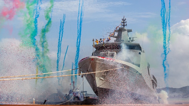 Kapal Korvet KRI Bung Hatta-370 diluncurkan di galangan PT Karimun Anugrah Sejati Batam, Kepulauan Riau, Kamis (27/2/2025). [ANTARA FOTO/Teguh Prihatna/foc]