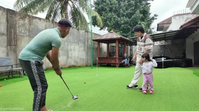 Potret lapangan golf di rumah Gen Halilintar. (YouTube/Gen Halilintar)