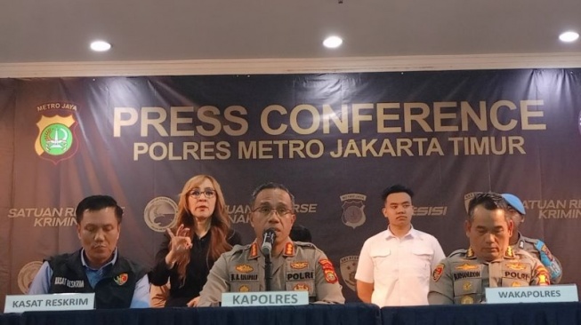 Kapolres Metro Jakarta Timur Komisaris Besar Polisi Nicolas Ary Lilipaly saat konferensi pers terkait kasus temuan mayat dicor di kawasan Pulogadung, Jakarta Timur di Polres Metro Jakarta Timur, Kamis (27/2/2025). ANTARA/Siti Nurhaliza.