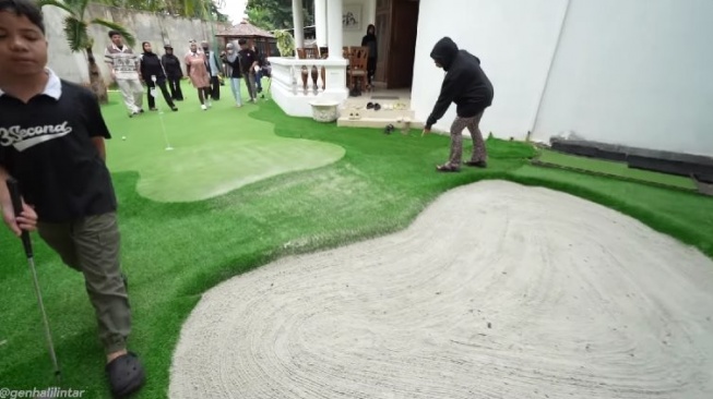 Potret lapangan golf di rumah Gen Halilintar. (YouTube/Gen Halilintar)