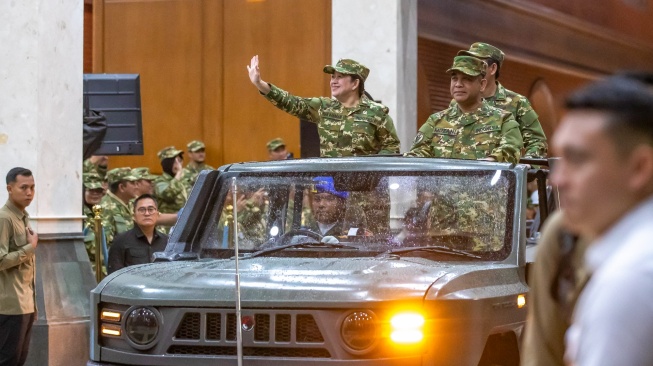 Ketua DPR RI Puan Maharani (kiri) dan Ketua MPR RI Ahmad Muzani (kanan) bersiap mengecek pasukan saat parade senja di Lapangan Pancasila Akademi Militer Magelang, Jawa Tengah, Kamis (27/2/2025). [Handout/DPR RI]
