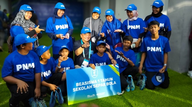 PNM berikan beasiswa Sekolah Sepak Bola (SSB) kepada 6 orang anak nasabah PNM Mekaar. (Dok: Suara.com/Iman Firmansyah)