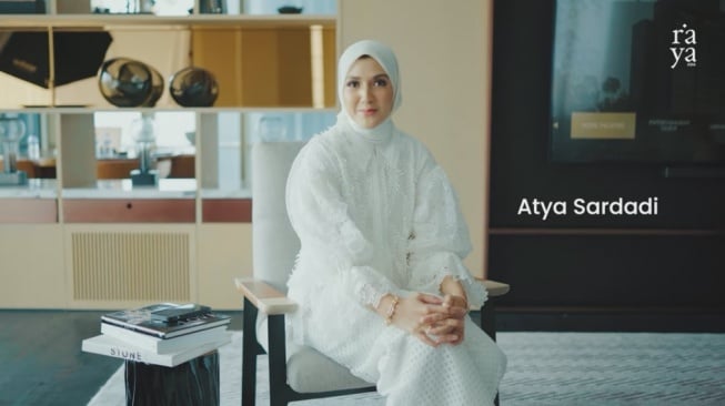 Atya Sardadi istri Kerry Adrianto. [YouTube/RAYA Asia]