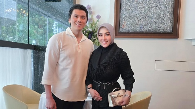 Rayakan Ultah Pernikahan ke-6, Syahrini Dinner Mewah Sambil Pamer Perhiasan Pemberian Suami