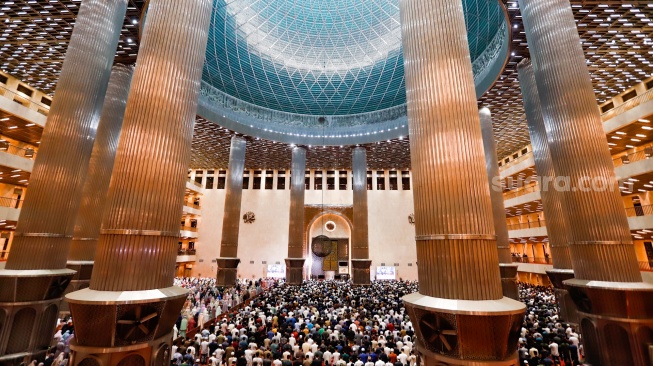 Umat Islam melaksanakan ibadah Salat Tarawih di Masjid Istiqlal, Jakarta, Jumat (28/2/2025). [Suara.com/Alfian Winanto]